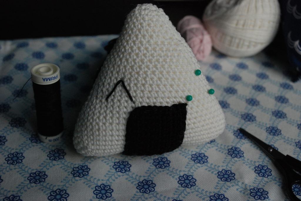 Broderie des yeux de l'onigiri au crochet