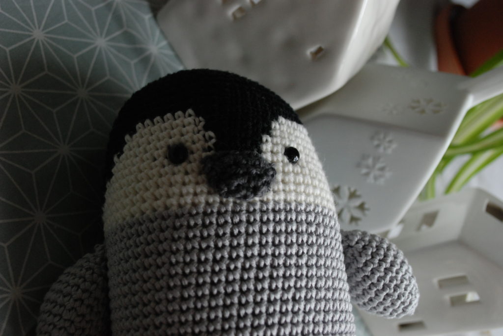 Peluche au crochet bébé pingouin