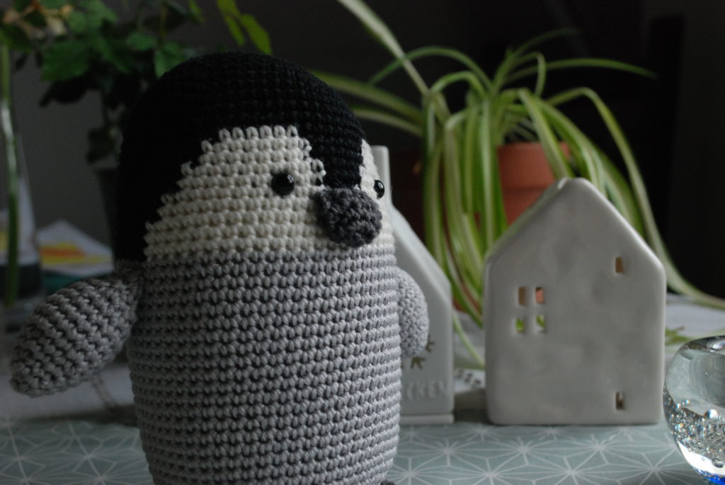 Amigurumi au crochet petit pingouin