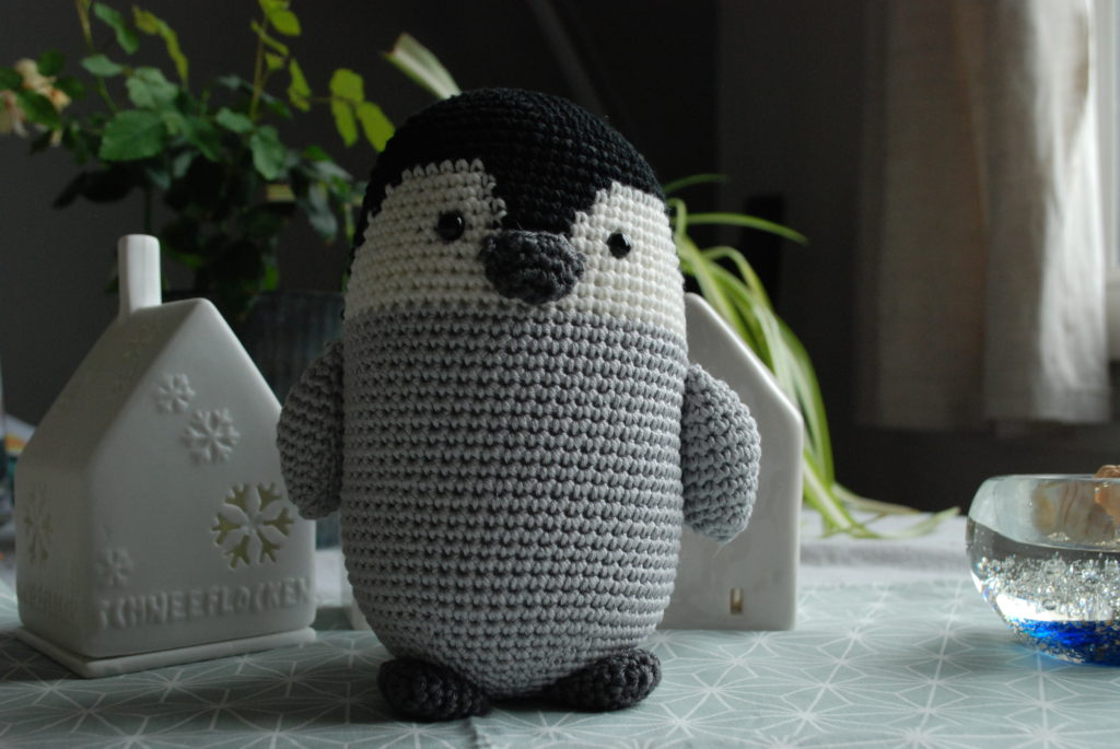 Bébé pingouin amigurumi au crochet