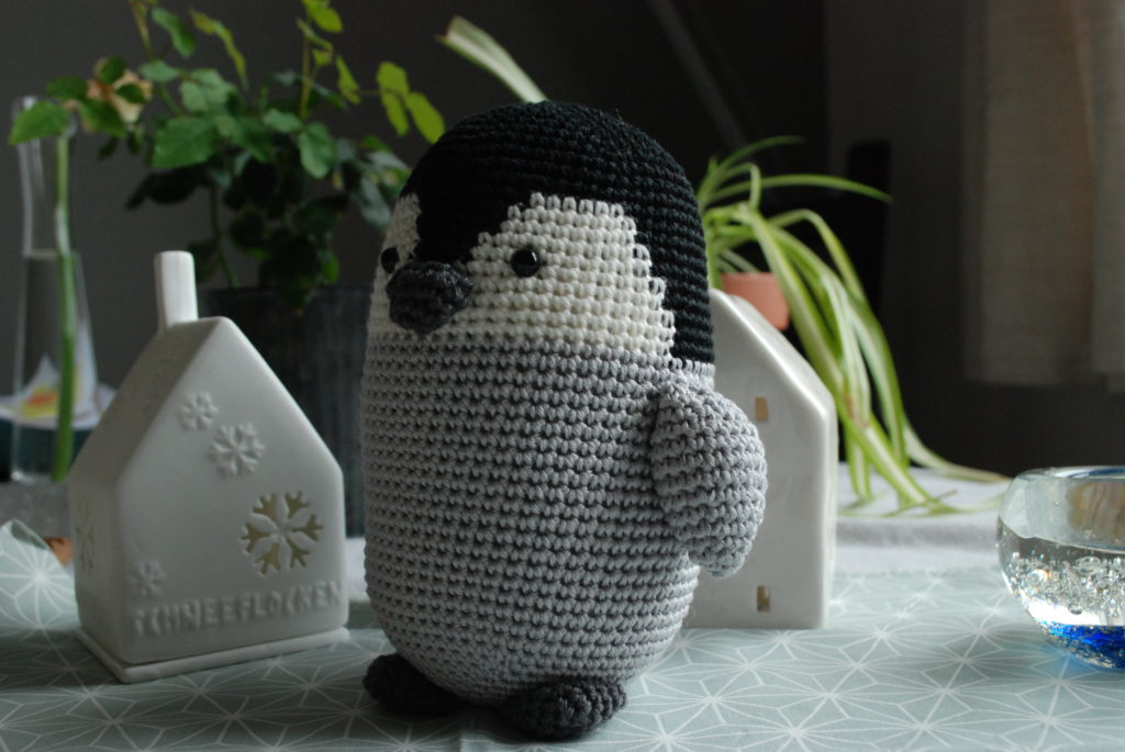 Bébé pingouin au crochet de profil